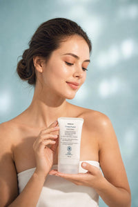 Mujer sosteniendo la crema facial SeruLift
