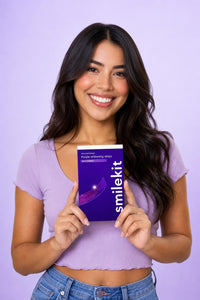 Mujer sosteniendo la caja de Serulox White Strips